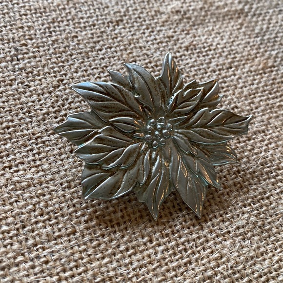 Vintage pewter poinsettia brooch pin - Picture 3 of 3